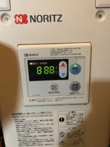 ノーリツのコントロールパネル(リモコン)の液晶画面に、はっきりと緑色の文字で「888」というエラーサインが表示されている様子