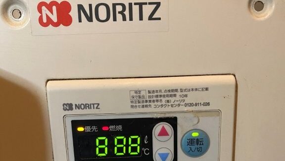 ノーリツのコントロールパネル(リモコン)の液晶画面に、はっきりと緑色の文字で「888」というエラーサインが表示されている様子