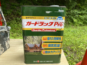 現場で使用した和信化学工業の「ガードラックPro」の一斗缶の写真。優れた耐候性、臭気低減、撥水力アップと書かれている