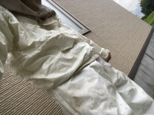 防護服を着ている僕の写真です。このように上下防護服をしっかり着用し、今回の土掘りや蜂の駆除作業を行いました。