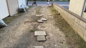 お客様のご要望に駐車場全体の草刈りと刈り草の袋詰めが完了したアフターの状態