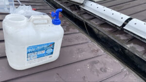 屋根上へ引き上げて使用した20Lの水ポリタンク