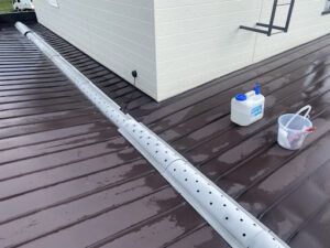 1階屋根の登頂時、雪の重みでカバーが外れダクト内へ落下の様子