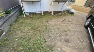 灯油タンク下の配管周りを手作業で安全に草刈りした後の様子