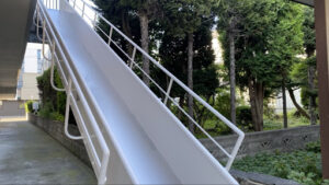 塗り替え作業完了後の避難滑り台