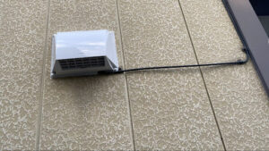 電気配線が入り込んでいる場所の換気フード交換後の様子