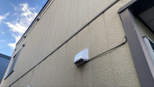 2階の高さにある換気フードも含め、すべて二連はしごを使って安全に交換を行いました。