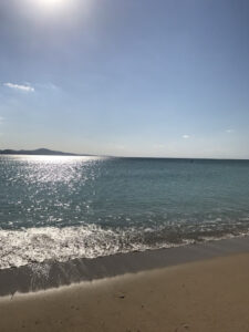 美しい砂浜と波打ち際の様子