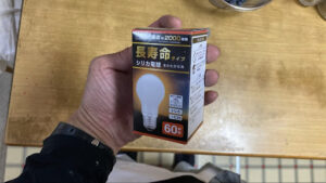 今回新しく用意した「長寿命タイプ・シリカ電球（あたたかな光・60W形）」のパッケージ