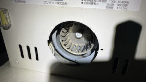 清掃されホコリが綺麗になくなってフィンが見えるようになった正常な状態のファンの写真