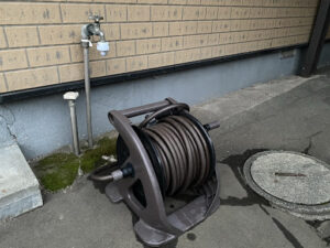 作業で使用した外の水栓とシャワーホースのリール