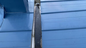清掃前のスノーダクトの中に泥が蓄積して茶色く汚れている様子