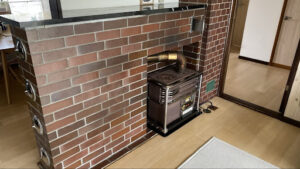 今回作業を行った千歳市のペチカと煙突式ストーブ