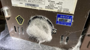 ストーブ背面の送風ファン部分にびっしりと詰まったホコリ