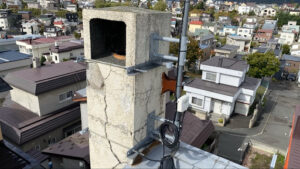 下から見上げてもはっきりと確認できる集合煙突の大きなひび割れ