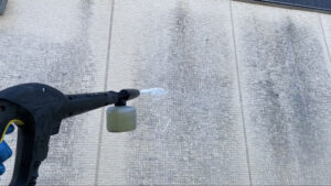 ケルヒャーの洗剤用ノズルから泡洗剤を外壁全体へ噴射している様子