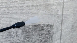 ガン先端から高圧水流を出して境界線がはっきり分かれている様子